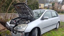 Honda civic po kolizji z betonowym przepustem