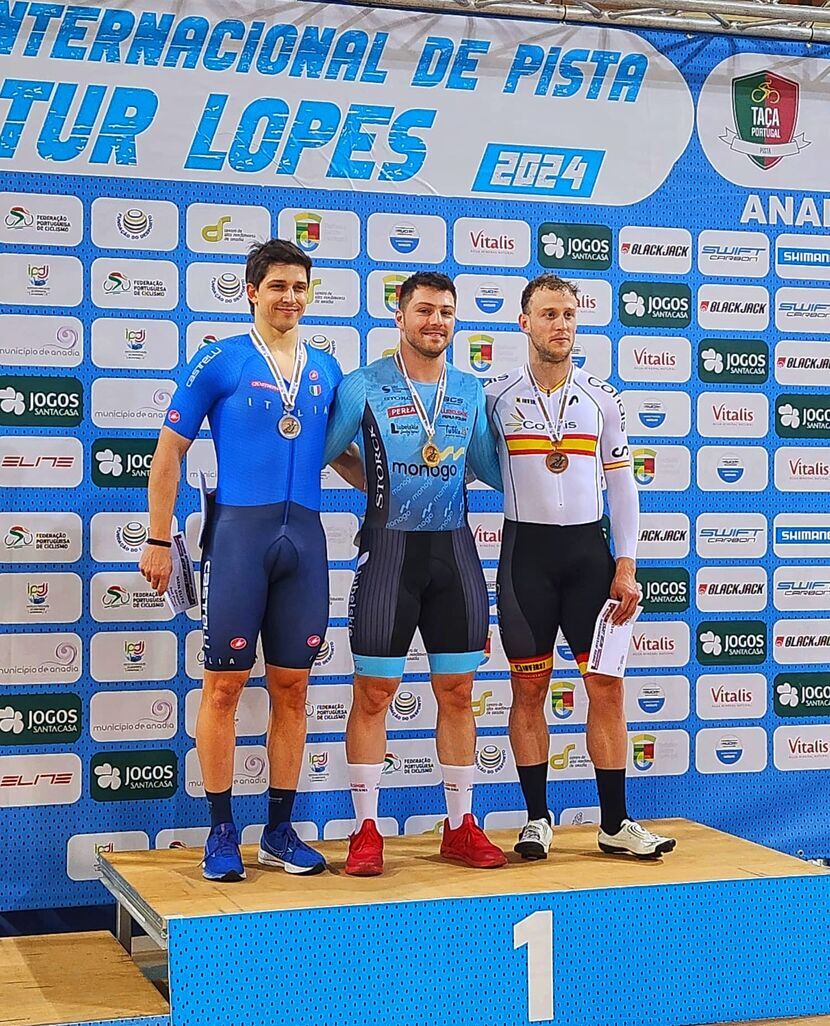 Mateusz Rudyk (w środku) w sobotę wygrał sprint w portugalskiej Anadii