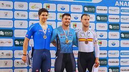 Mateusz Rudyk (w środku) w sobotę wygrał sprint w portugalskiej Anadii