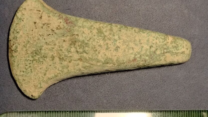 Ta niewielka siekierka o długości ok. 7,4 cm, o wachlarzowatym ostrzu szerokim na 4,1 cm i grubości 1 cm wygląda niepozornie, ale jej znalezienie jest dla archeologów sensacyjnym odkryciem