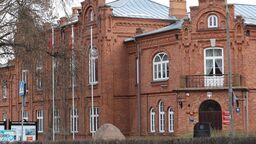 Przed starostwem w Puławach zazwyczaj wiszą dwie flagi. W środu - narodowa, a po lewej flaga powiatu puławskiego. Maszt po prawej stronie najczęściej pozostaje pusty