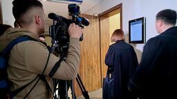 Podczas pierwszego posiedzenia sąd ogłosił, że proces będzie się toczył z wyłączeniem jawności, ale z wyjątkiem zeznań pięciorga świadków. Dzisiaj zmienił zdanie. Dziennikarze nie mogli wejść do sali rozpraw