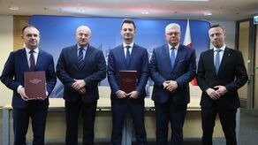 Umowa na remont fragmentu drogi 806 jest warta ponad 6 milionów złotych. Od lewej: Paweł Szumera, Jarosław Stawiarski, Bartłomiej Sokół, Ryszard Szczygieł i Michał Mulawa