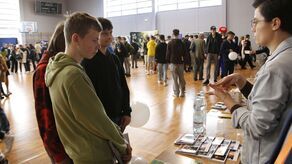 Młodzi ludzie odwiedzali stoiska wiodących firm i uczelni 