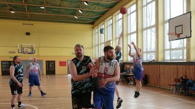 Starcie wagi ciężkiej – Michał Duda (z lewej) z Dom Plus Kwadra i Marek Macieszczuk z 4tego Piętra