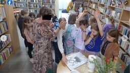 Elżbieta J. pracuje w publicznej bibliotece 