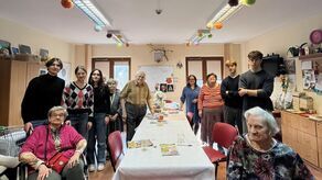 W ramach programu młodzież prowadzi cotygodniowy wolontariat w Domu Pomocy Społecznej przy ulicy Ametystowej w Lublinie.
