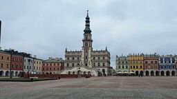 Kontrolerzy RIO stwierdzili, że władze Zamościa sprzedawały mieszkania z upustami bez podstawy prawnej, ale po przyjęciu wyjaśnień, w wystąpieniu pokontrolnym nie nałożono na samorząd żadnych sankcji. 
