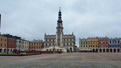 Kontrolerzy RIO stwierdzili, że władze Zamościa sprzedawały mieszkania z upustami bez podstawy prawnej, ale po przyjęciu wyjaśnień, w wystąpieniu pokontrolnym nie nałożono na samorząd żadnych sankcji. 