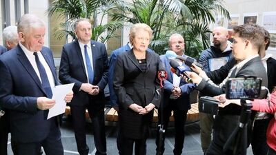 Z wnioskiem o powołanie okrągłego stołu i komisji doraźnej, która zajęłaby się kryzysem w rolnictwie już przed  tygodniem wystąpiła radna Bożena Lisowska z Koalicji Obywatelskiej.