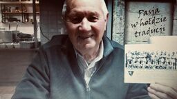 Stanisław „Cyba” Cybulski podczas naszego spotkania prezentuje fotografię najlepszej ekipy Lublinianki ze swoich czasów 