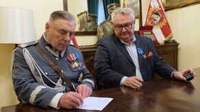 Gen. bryg. zw. Leszek Kalinowski, prezes Związku Piłsudczyków Okręgu Lublin i Janusz Hordejuk, starosta parczewski podpisują stosowne porozumienie o współpracy. 