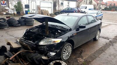 Jazda zakończona w stercie opon