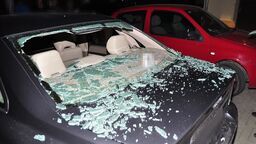 Kamienie uszkodziły parkujące przed blokiem samochody