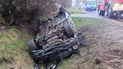 Mercedes dachował. Młody kierowca zginął na miejscu 