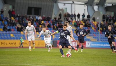 Fot. Krystian Puton nie wykorzystał rzutu karnego w meczu z Olimpią Elbląg, ale później zrehabilitował się trafieniem z gry

