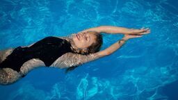 Dzień Kobiet na sportowo. Panie ćwiczą za pół darmo