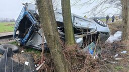 Jechał na podwójnym gazie i roztrzaskał się na drzewie