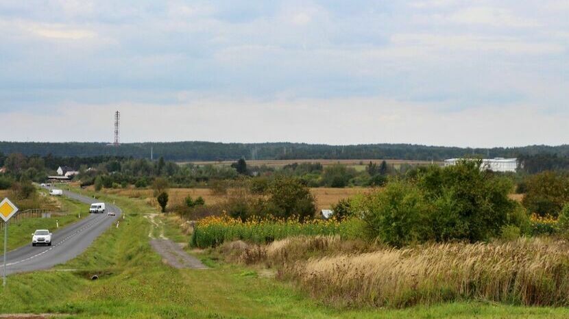 Na zdjęciu Al. gen. Kuklińskiego. Po prawej stronie ostatnie duże tereny w Kraśniku pod budownictwo wielo- i jednorodzinne. Tamtędy miałaby prowadzić linia kolejowa do dzielnicy fabrycznej Kraśnika<br />
<br />
