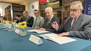W czwartkowym podpisaniu umowy o współpracy w Książnicy Zamojskiej wzięli udział jej dyrektor Piotr Bartnik, a także Jakub Żygawski, dyrektor Archiwum Państwowego w Zamościu oraz Tadeusz Pszenniak i jego zastępca w zamojskim okręgu ZKRPiBWP – Bogusław Dąbrowski