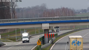 Centymetry dzieliły od wypadku. Niebezpieczna sytuacja na drodze ekspresowej