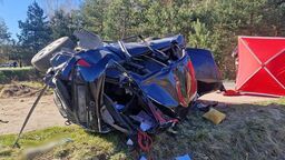 Audi wybiło na boczną drogę. Kierowca zakleszczony 