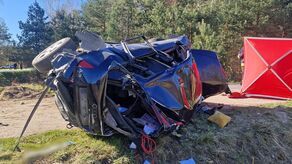 Audi wybiło na boczną drogę. Kierowca zakleszczony