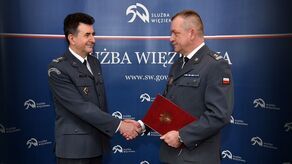 Dyrektor Generalny Służby Więziennej płk dr Andrzej Pecka powołał ppłk. Dariusza Bochyńskiego (z prawej) na stanowisko dyrektora ZK w Zamościu z dniem 1 marca