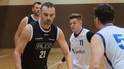 Łukasz Łukawski (z piłką) to nie tylko znakomity koszykarz, ale również świetny fotograf