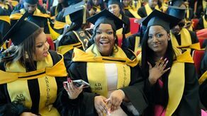 Dyplomy WSEI rozdane. Jest ponad 100 nowych pielęgniarek i pielęgniarzy