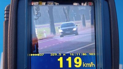 Przez wieś jak po autostradzie. Mandat za tę jazdę na pewno „zabolał”