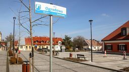 Nowe tablice już zdobią ulice w Końskowoli. Ich barwy odzworowują te z herbu gminy. Znajduje się na nich również logotyp nawiązujący do hasła o sercu polskiego szkółkarstwa