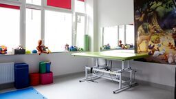 Szara bryła nadwiślańskiej przychodni kryje w sobie kolorowe sale stworzone z myślą o rehabilitacji najmłodszych pacjentów, którzy trafiają do SP ZOZ