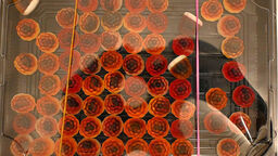 Podczas przeszukania policjanci znaleźli m.in. żelki, w których stwierdzono obecność marihuany