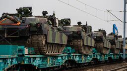 Abramsy podczas transportu