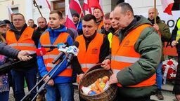 Protest rolników. Nie dostali zgody prezydenta, ale przyjechali do niego traktorami 