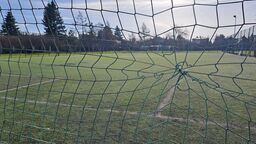 Boisko przy SP nr 6 powstało jakieś 15 lat temu. Było jednymz  pierwszych ze sztuczną nawierzchnią w Zamościu. Sfinansowano je dzięki dotacji z Fundacji PZU, teraz połowę pieniedzy wykłada ministerstwo sportu