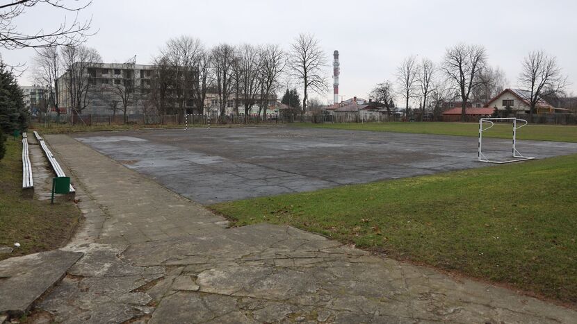 W tym roku ten widok odejdzie w zapomnienie. Na miejscu starego boiska (na zdj) powstanie kompleks nowych obiektów sportowych 