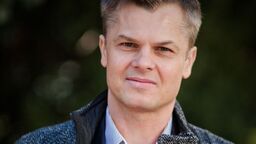 Dr hab. Robert Szwed jest wykładowcą w Instytucie Dziennikarstwa i Komunikacji Społecznej oraz Instytucie Socjologii KUL. Prowadzi m.in. seminaria doktoranckie z dyskursu i opinii publicznej, zajęcia z teorii komunikacji politycznej i kampanii politycznych