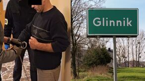 Podejrzany o dwa zabójstwa sam zawiadomił policję. Teraz nie przyznaje się do stawianych mu zarzutów. To mieszkaniec Glinnika, wioski leżącej przy drodze do Abramowa