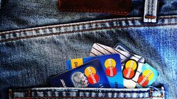 Czujność poszkodowanej zgubił m.in. fakt, że na jej telefonie pojawiła się nazwa banku, w którym miała założony rachunek. 