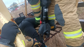 Uwolnionego chłopca, z wbitym w udo prętem, przetransportowano pogotowiem lotniczym do szpitala