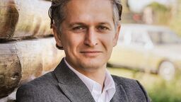 Marek Poznański pochodzi z Hrubieszowa. Jako członek Ruchu Palikota zasiadał w Sejmie. Startował bezskutecznie na senatora w ostatnich wyborach parlamentarnych, mandat zdobył w samorządowych