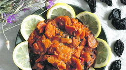 Marchewka na talerzu. Można ją jeść na różne sposoby