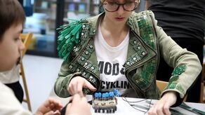 Kreacje z odzysku, czyli ubrania z elektrośmieci dla celebrytów