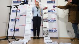 Posłanka Marta Wcisło pokazuje wykaz darowizn LW Bogdanka, przekazanych rzekomo przez posła Michała Moskala