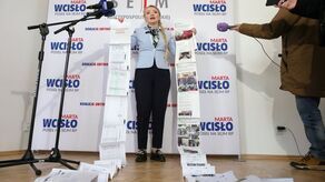 Posłanka Marta Wcisło pokazuje wykaz darowizn LW Bogdanka, przekazanych rzekomo przez posła Michała Moskala