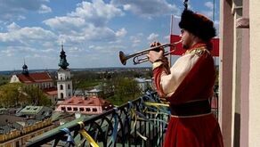 Na żywo hejnalista w szlacheckim kontuszu ma grać na ratuszowej wieży w trakcie majówki (od 28 kwietnia do 5 maja), a później od początku czerwca do końca sierpnia