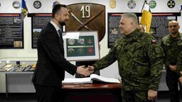 Wicepremier Władysław Kosiniak-Kamysz i gen. bryg. Rafała Miernika, dowódcy 19LBZ