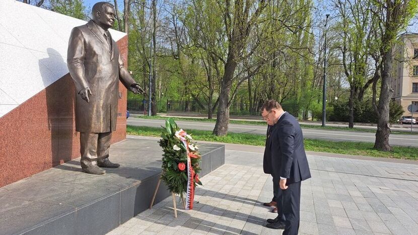Delegacja UMWL punktualnie o 8.41 złożyła wieniec pod pomnikiem prezydenta Lecha Kaczyńskiego   